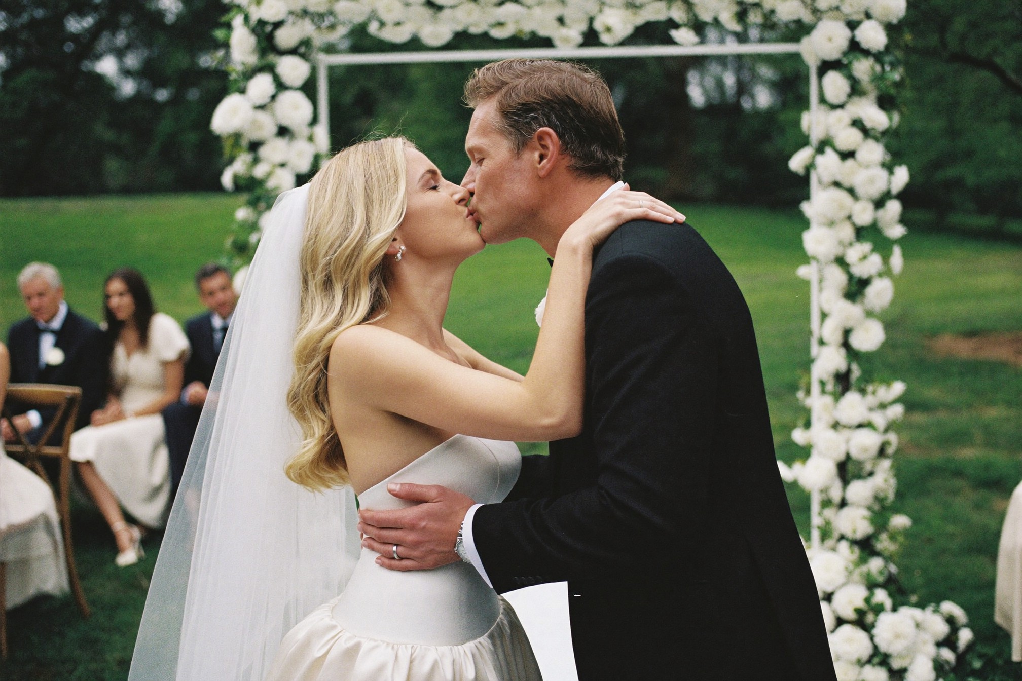 Ceremony kiss